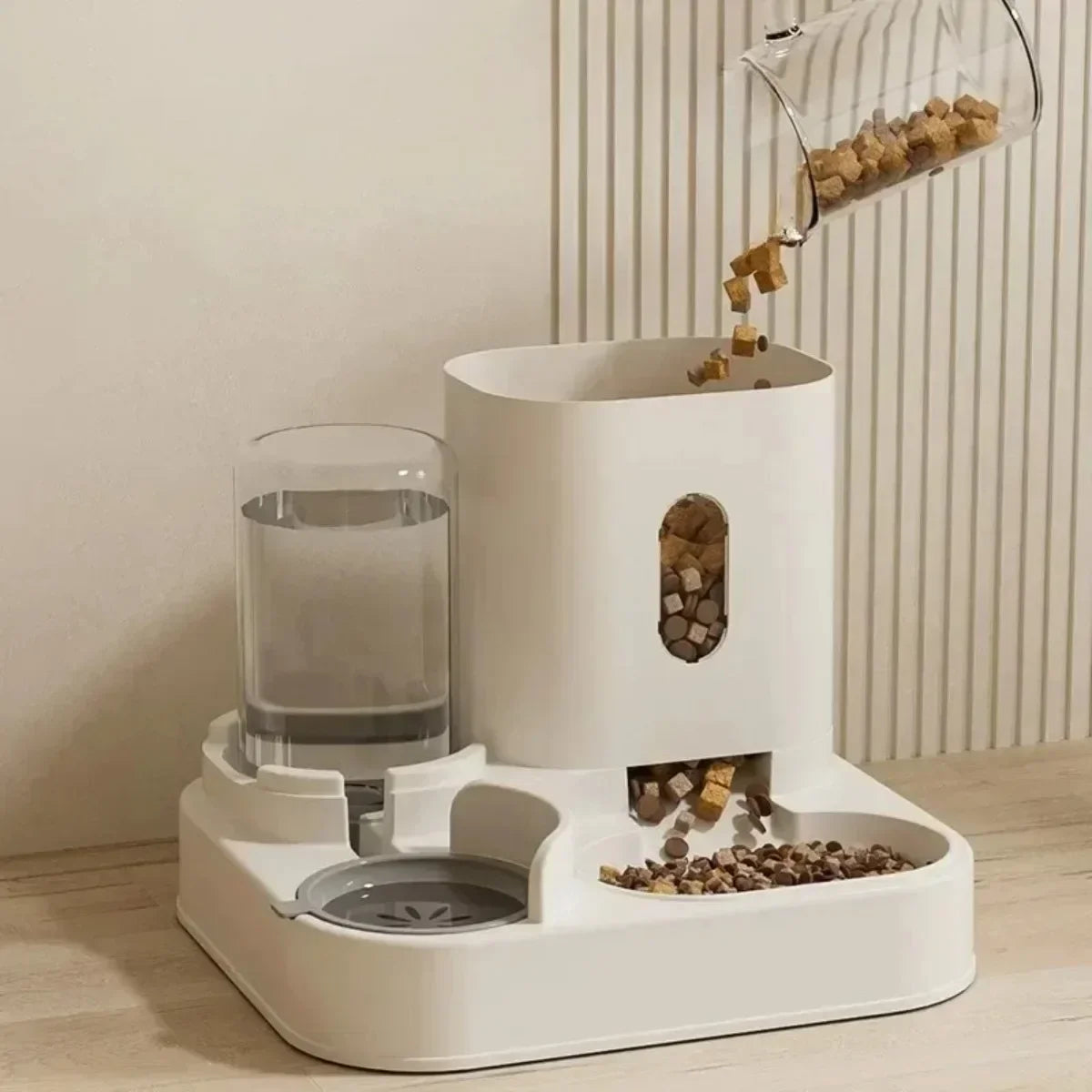 EverFresh™ Gravity-Flow Diner by Petivo, featuring a self-refilling water dispenser and integrated feeding basin.