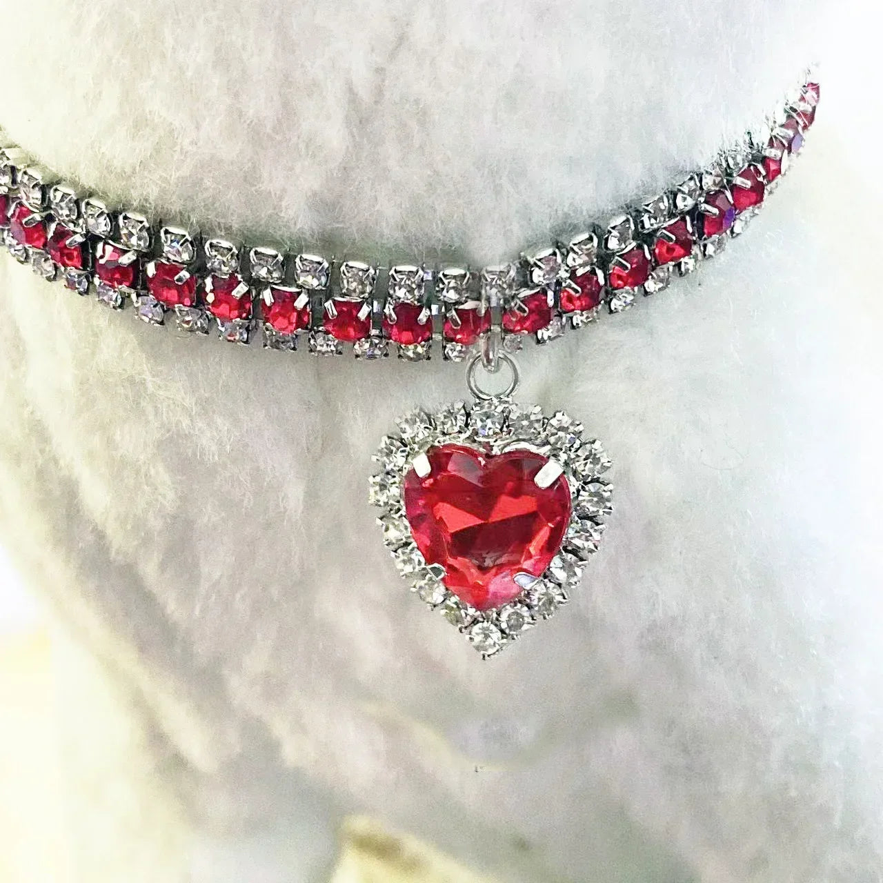 Rhinestone diamante necklace collar for cats and small dogs, featuring a sparkling design by Petivo.