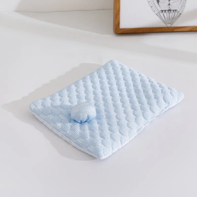 Ultra-warm velvet snuggle hut for hamsters and small birds, featuring cozy design and soft texture for comfort.