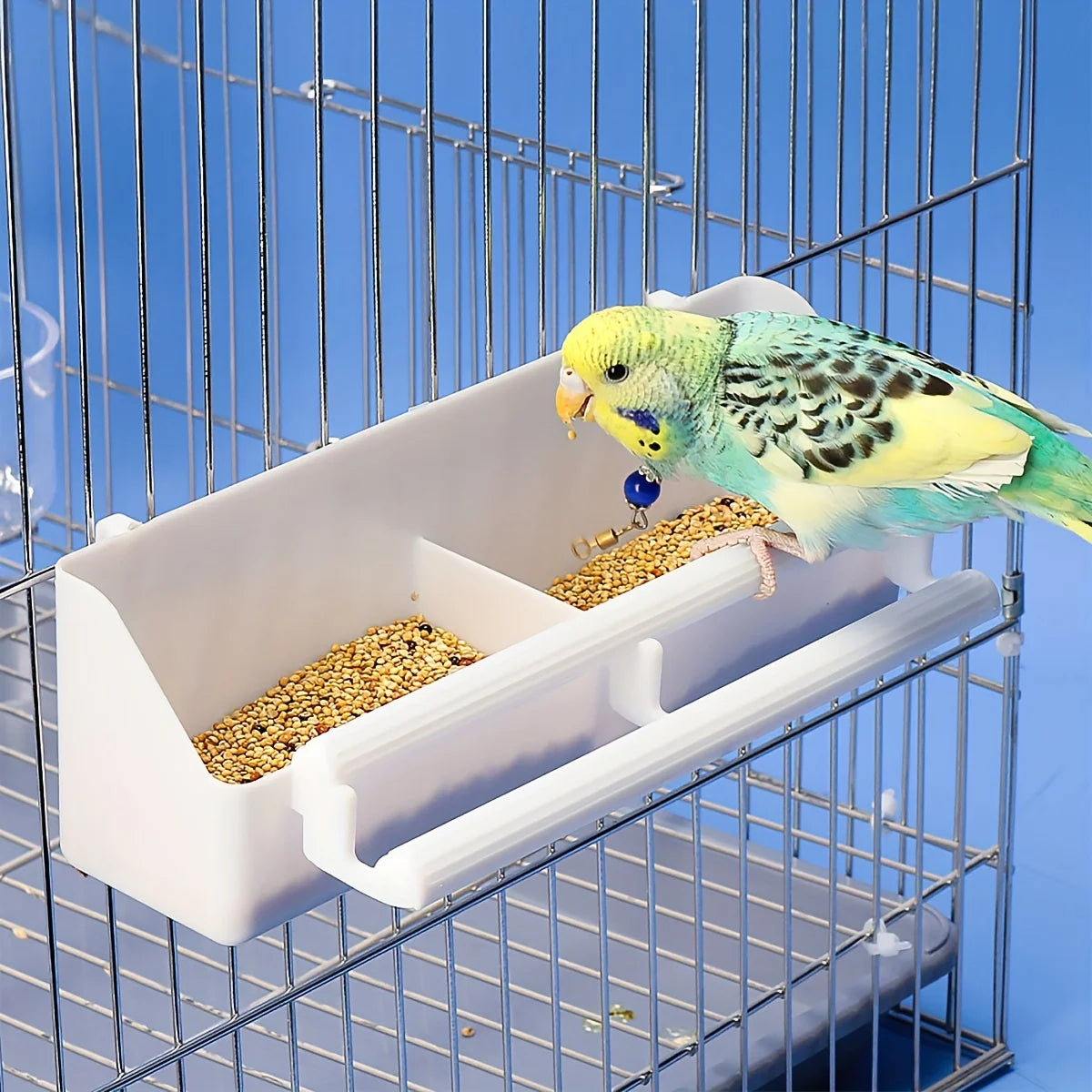 Twin-Grid Pro double-compartment parrot feeder by Petivo, featuring integrated design for easy feeding and access.