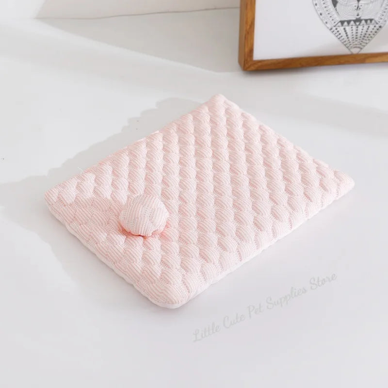 Cozy velvet snuggle hut for hamsters and small birds, featuring a warm, plush design for comfort in winter.