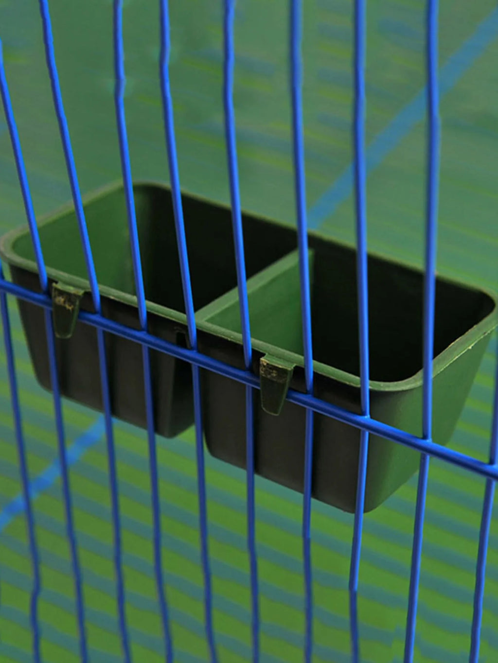 DuoFeed™ 2-in-1 hanging station with integrated food and water dispenser for bird cages, featuring a space-saving design.