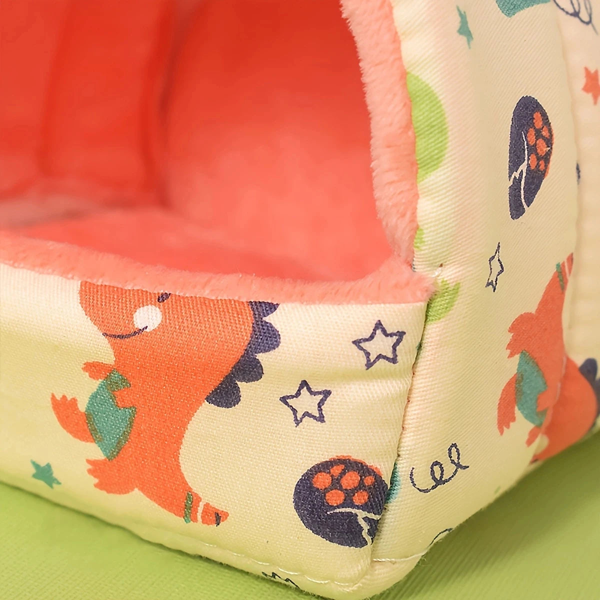 Warm dual-purpose winter bed for hamsters and birds in soft fabric, featuring cozy design by Petivo.